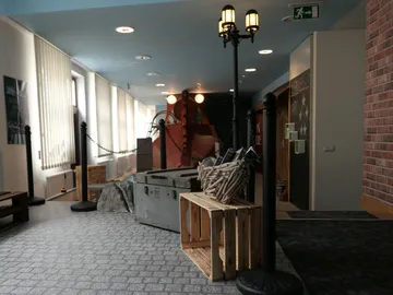 Holzkisten stehen vor einem Flur mit Beleuchtung.