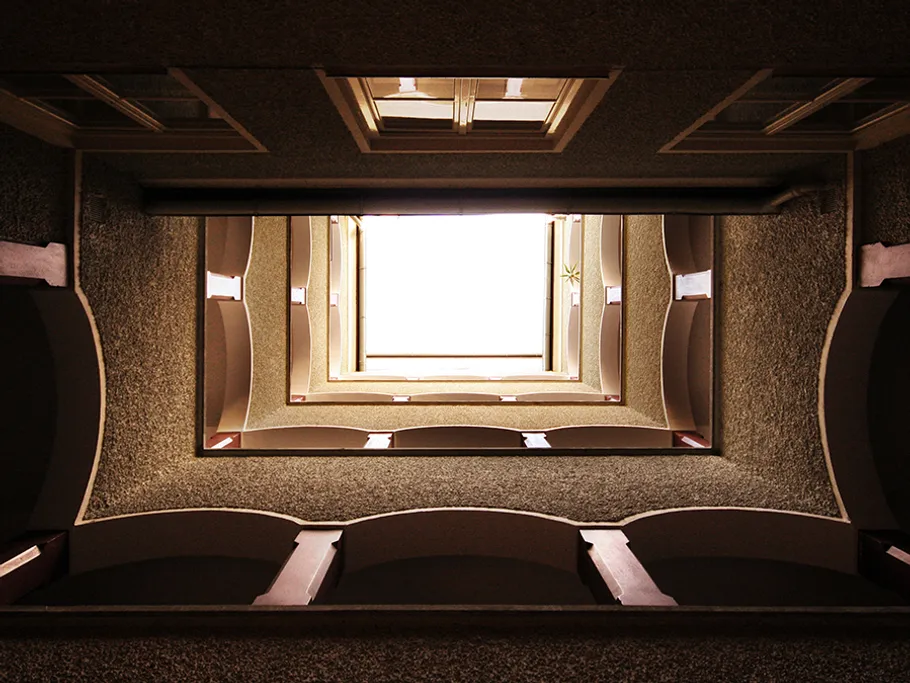Ein Innenhof mit Fenstern, Blick nach oben zur Decke.