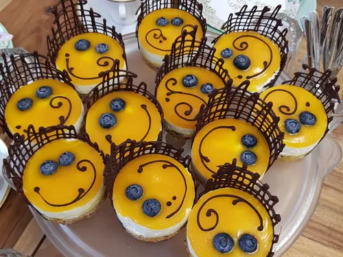 Mini-Käsekuchen mit Mangoglasur und Blaubeeren.
