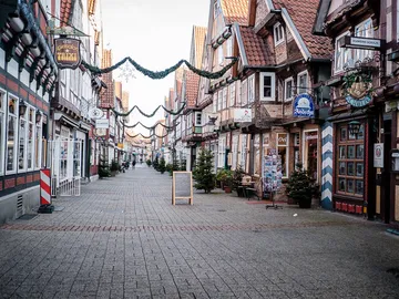 Eine Straße mit Fachwerkhäusern, geschmückt für Weihnachten.