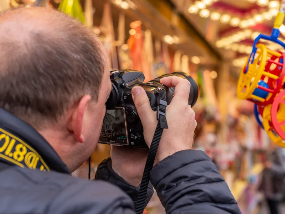 Ein Fotograf macht ein Foto von bunten Objekten.
