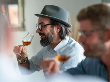 zwei Männer trinken Rum