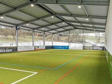 Halle mit Fußballfeld, ausgestattet und bereit zum Spielen.