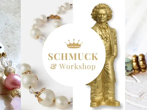 Schmuckstücke und goldene Figur in einem kreativen Workshop.