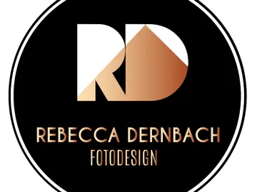 Kreisförmiges Logo, zeigt stilisierte Buchstaben und Namen.
