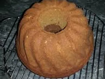 A Gugelhupf stands on a rack to cool off.