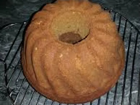 A Gugelhupf stands on a rack to cool off.