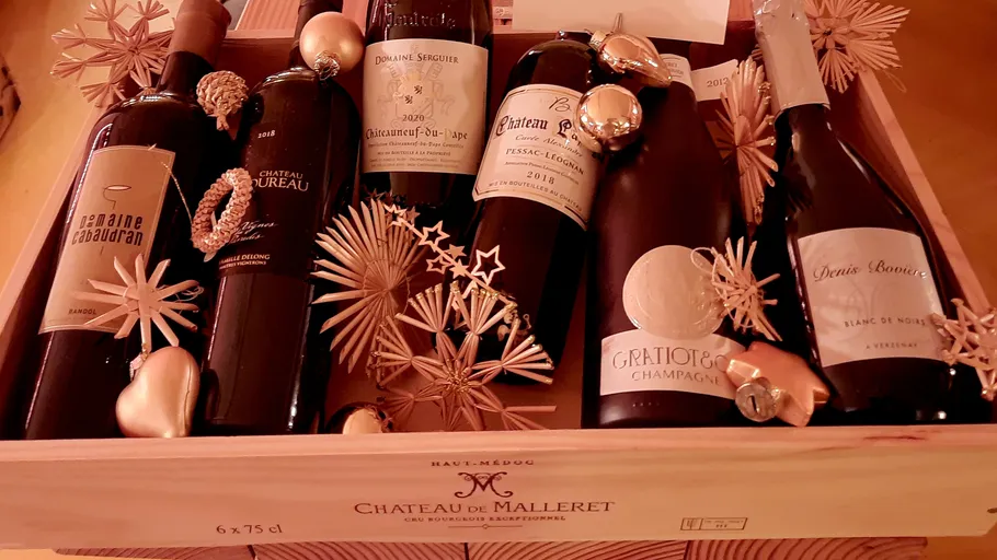 Wooden box with wine bottles and decorative stars