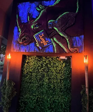 Wandgestaltung mit Gorilla und Nashorn, leuchtend in Dunkelheit.