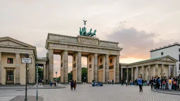 Brandenburger Tor steht majestätisch, umgeben von Menschen und Gebäuden.