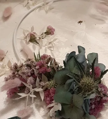 Bunter Blumenkranz liegt auf einem hellen Untergrund.