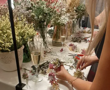 Getrocknete Blumen werden auf einem Tisch arrangiert.