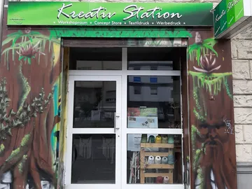 Kreativ Station, Schaufenster zeigt Farbspiele und Materialien.