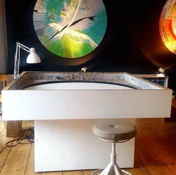Ein Tisch mit künstlerischem Material steht in einem Studio.