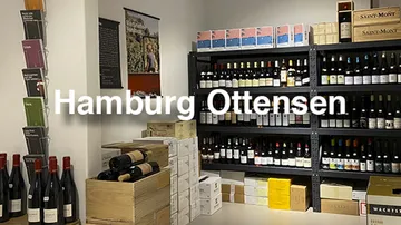 Regale mit Weinflaschen und Kisten in einem Geschäft.