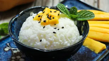 Klebreis mit Mango und Minze in einer Schüssel serviert.