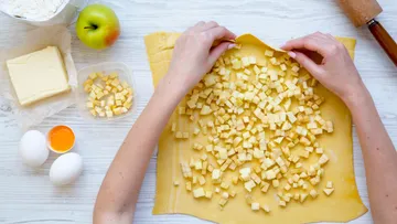 Teig mit gewürfelten Äpfeln wird aufbereitet. Küche.