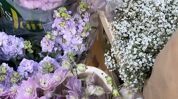 Bunte Blumensträuße liegen in einer Verkaufsumgebung.