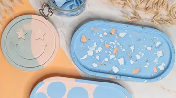 Bunte Tabletts aus Stein mit zerbrochenen Stücken.