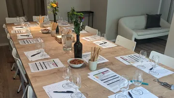 Ein gedeckter Tisch mit Getränken und Snacks für Gäste.