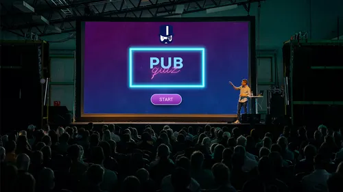 Großes Publikum sieht Bildschirm mit `PUB Quiz` und Start.