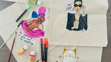 Drei handgezeichnete Illustrationen auf Leinentaschen mit Farben.