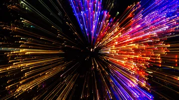 Bunte Lichtstrahlen strahlen dynamisch aus einem Mittelpunkt heraus.