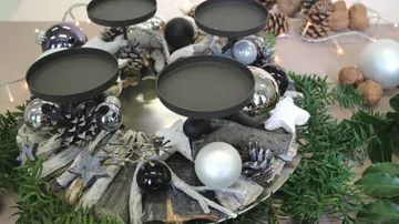 Adventskranz in schwarz-weiß mit Kerzenteller