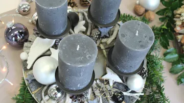 Adventkranz in schwarz-weiß mit grauen Kerzen