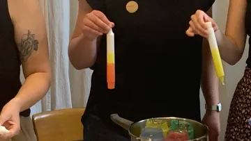 Farbige Röhren werden in verschiedenen Händen gehalten.