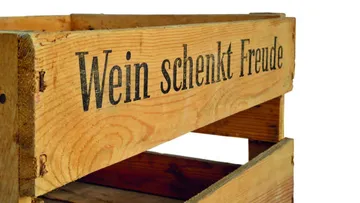 Wooden box with the inscription “Wein schenkt Freude” visible.