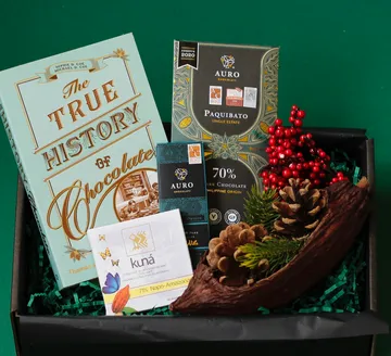 Geschenkbox mit Schokolade und Buch über Schokolade.