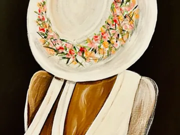 Hut mit Blumenkranz auf braunem Rücken, vor schwarzem Hintergrund.