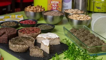 Zutaten und veganer Käse
