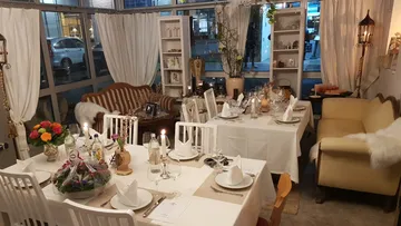 Ein gedeckter Tisch in einem gemütlichen Restaurant.