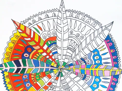 Bunt gemusterte Mandala-Zeichnung mit strahlenförmigen Elementen.