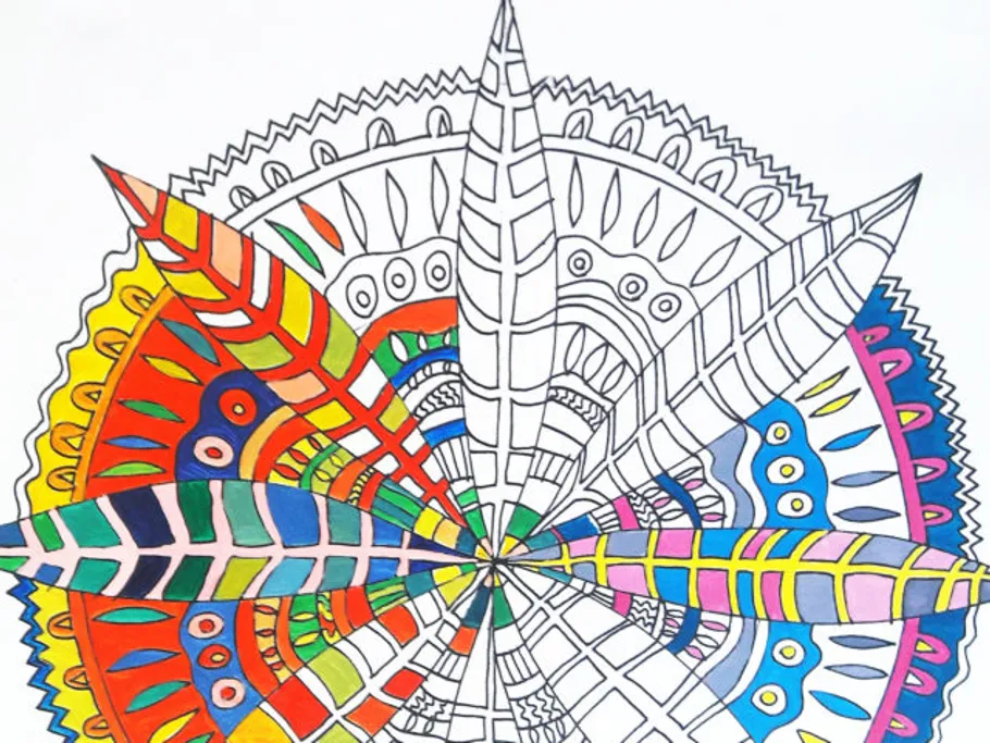 Bunt gemusterte Mandala-Zeichnung mit strahlenförmigen Elementen.