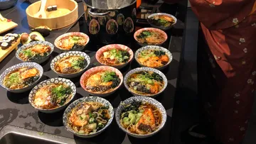 Mehrere Ramen-Schalen mit Belag auf der Theke.