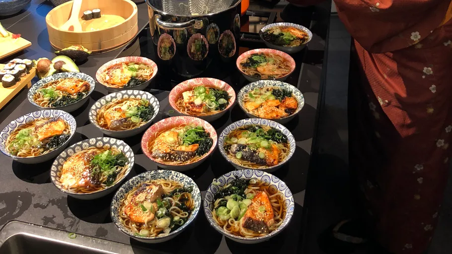 Mehrere Ramen-Schalen mit Belag auf der Theke.