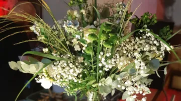 Bunte Blumenarrangement steht dekorativ auf einem Tisch.