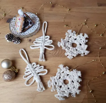 Gift tags made of yarn lie on a wooden table.