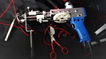 Diese Acrylwolle eigner sich super, das ist die Teppichpistole mit der du arbeiten darfst und die anderen wichtigen Dinge dafür.
