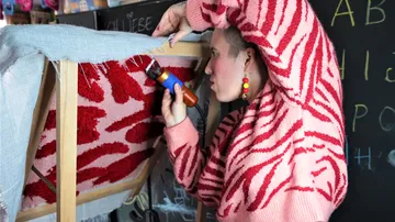 Wenn ihr glücklich und zufrieden seit, dürft ihr den Feinschliff eures Teppichs übernehmen und ihn frisieren/rasieren