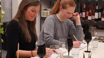 Auf dem Bild sind Teilnehmer des Blind Tasting zu sehen.