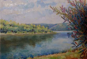Quiet countryside with a river surrounded by trees.