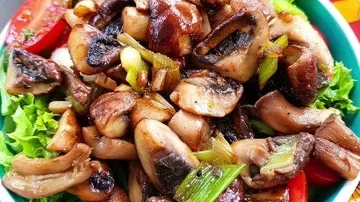 Roasted vegetables with mushrooms on lettuce and tomatoes.