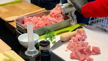 Fleischgrinder produces freshly ground meat in a kitchen.