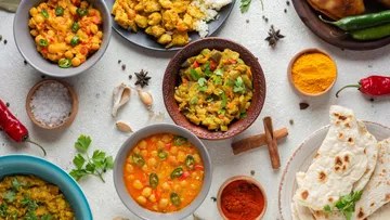 Bunte indische Speisen auf einem Tisch. Vielfalt und Gewürze.
