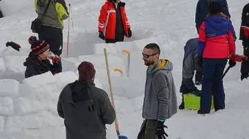 Menschen arbeiten im Schnee, bauen Konstruktionen aus Eis.