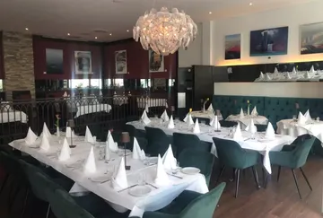 Tischgedeck in einem eleganten Restaurant mit modernen Möbeln.